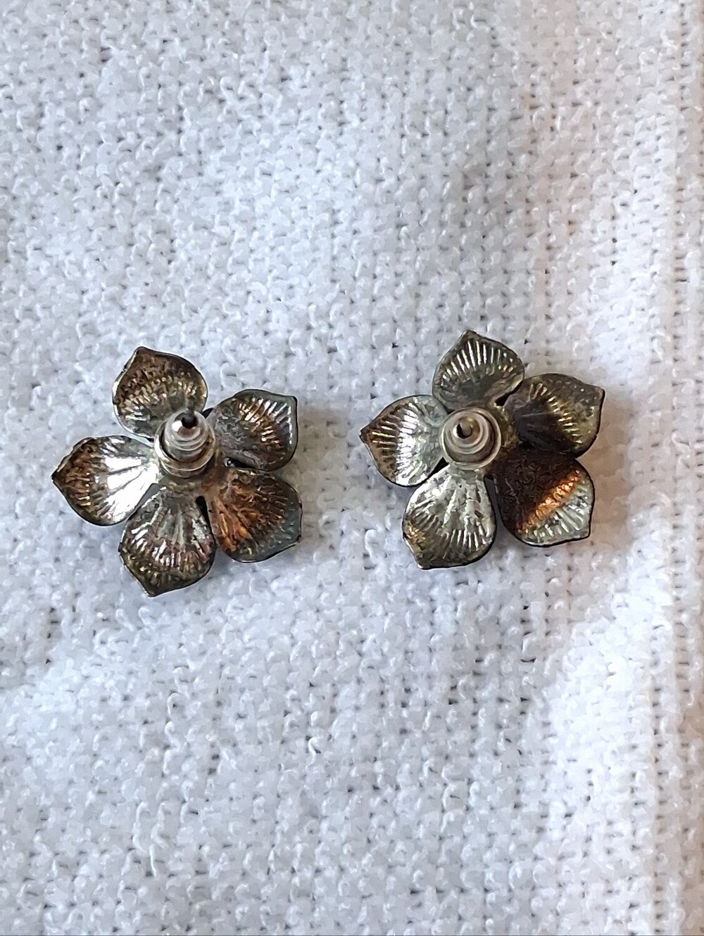 Vintage Metal Rhinestone Center Flower Earrings - Picture 3 of 3